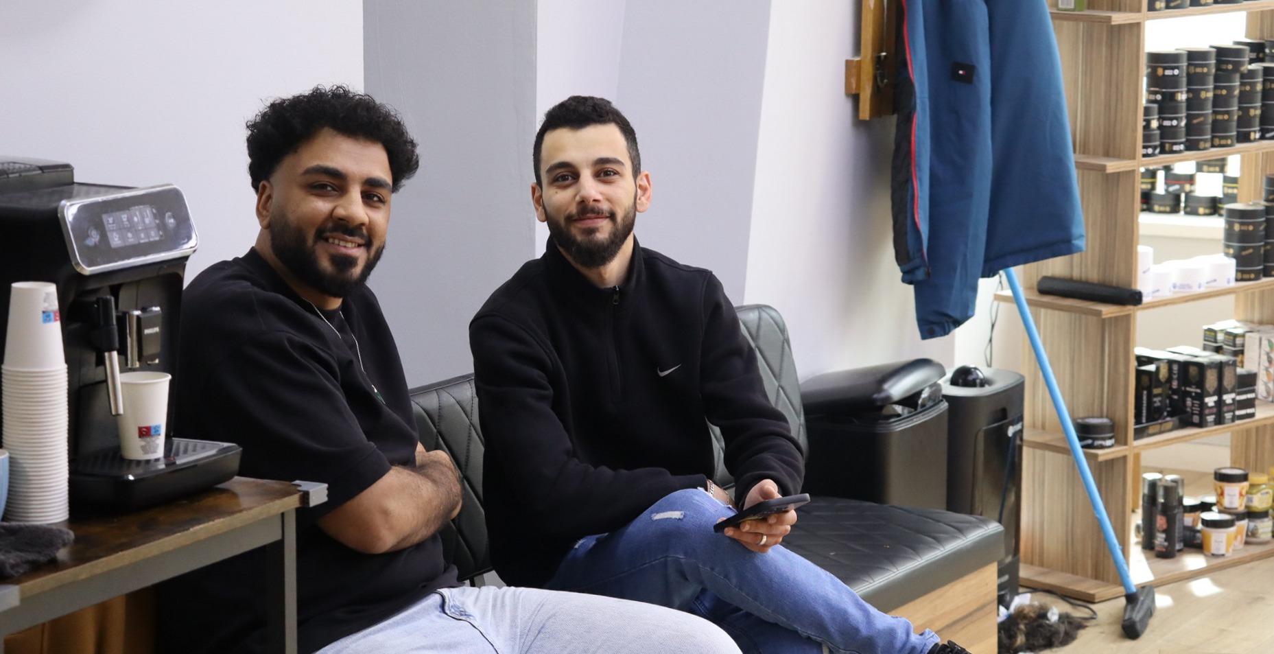 Twee barbiers van Mo’s Barbershop in hun zaak in Groningen