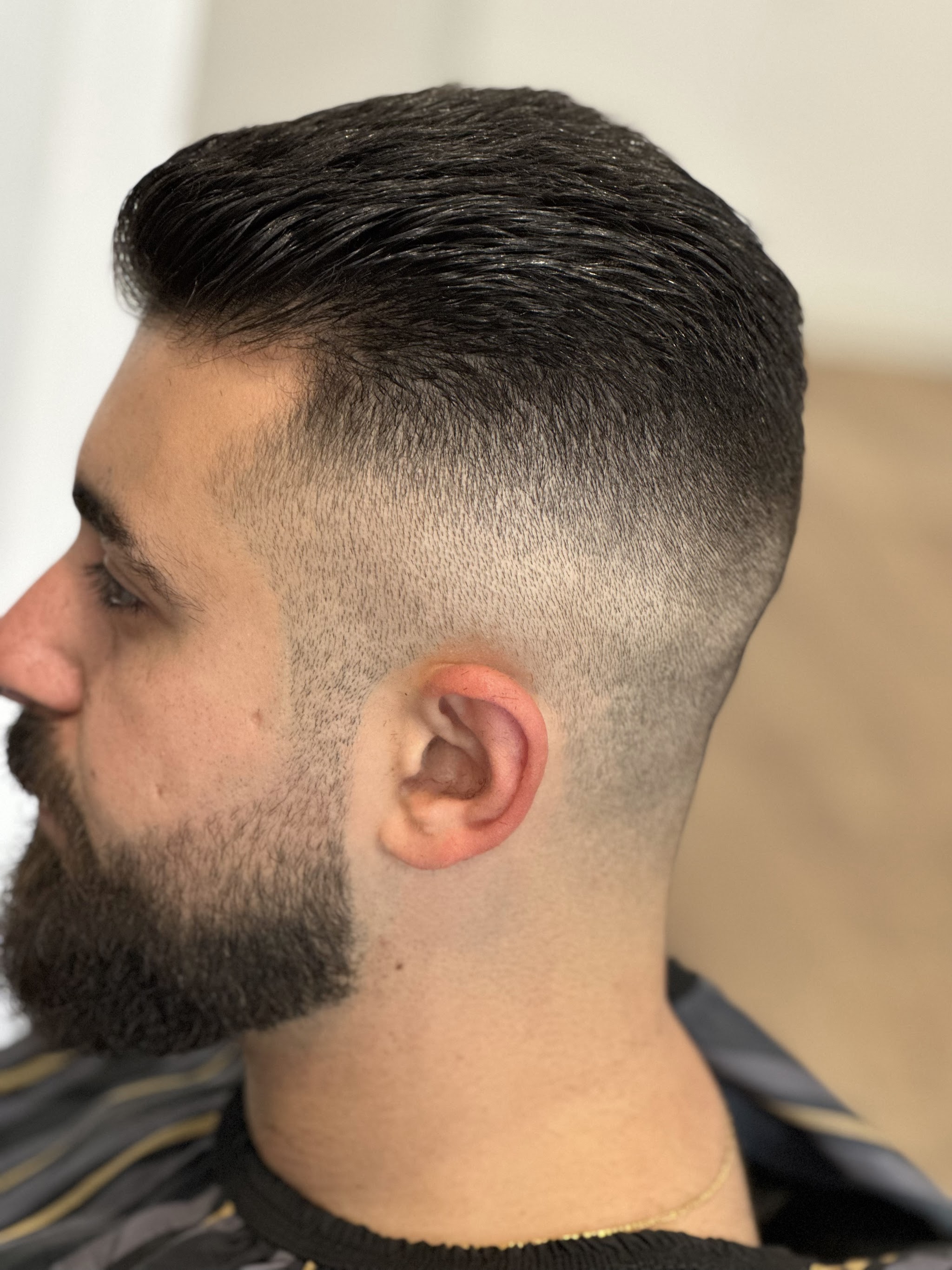 Afgewerkte coupe met strakke overgang en verzorgde baard